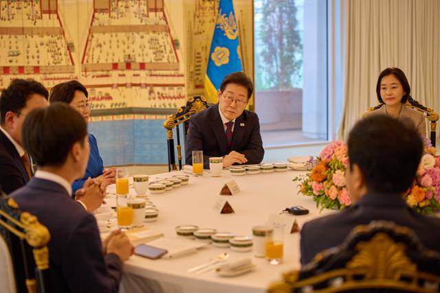 이재명 대통령이 3일 서울 한남동 관저에서 열린 국회 비교섭단체 지도부와의 오찬회동에서 특별사면과 검찰개혁 관련 참석자들의 발언을 경청하고 있다. 뉴스1