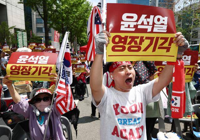 12·3 비상계엄과 관련해 특검의 수사를 받는 윤석열 전 대통령의 두 번째 영장실질심사 날인 9일 서울 서초구 중앙지법 인근에서 열린 윤 전 대통령 영장 기각 촉구 집회에서 지지자들이 영장 기각을 외치고 있다. 뉴스1