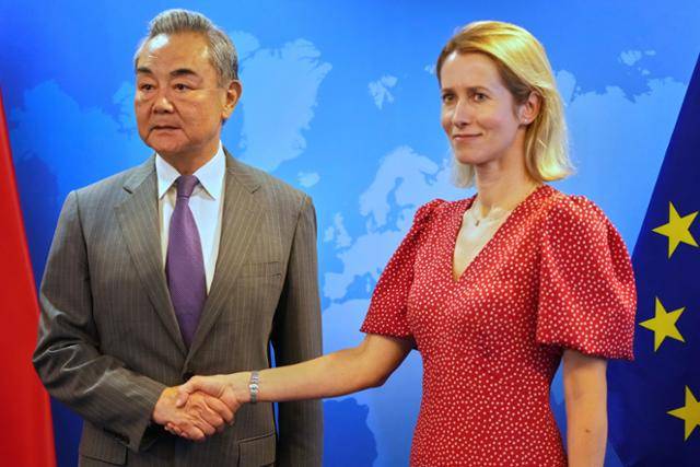 왕이(왼쪽) 중국 외교부장이 2일 벨기에 브뤼셀에서 열린 회의에 앞서 유럽연합(EU) 외교 정책 담당 최고 책임자 카야 칼라스와 악수하고 있다. 브뤼셀=AP 연합뉴스
