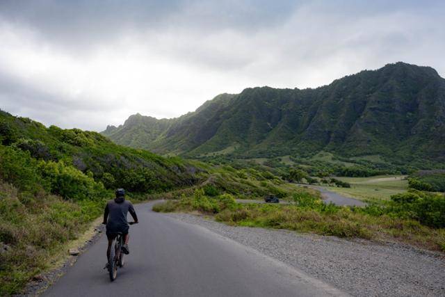 미국 하와이주 오아후의 광대한 산림 지역인 쿠알로아 랜치에서 전기산악자전거로 일대를 둘러볼 수 있다.