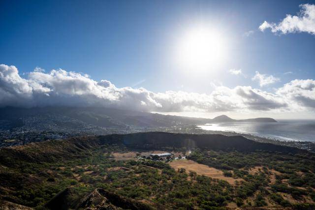 미국 하와이주 오아후의 화산 분화구인 레아히 정상에서 바라본 호놀룰루 시내와 와이키키 해변.