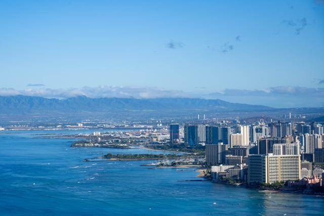 미국 하와이주 오아후의 화산 분화구인 레아히 정상에서 바라본 호놀룰루 시내.