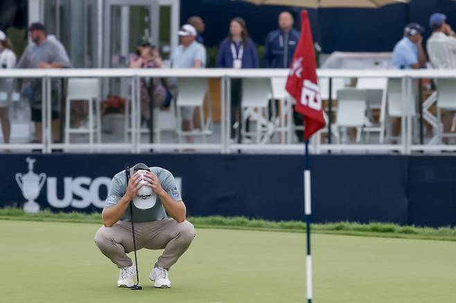 <yonhap photo-5035=""> epaselect epa12178183 Sam Burns of the USA reacts after missing a putt on the 15th hole during the final round of the 2025 US Open golf tournament at the Oakmont Country Club in Oakmont, Pennsylvania, USA, 15 June 2025. EPA/ERIK S. LESSER/2025-06-16 13:01:34/ <저작권자 ⓒ 1980-2025 ㈜연합뉴스. 무단 전재 재배포 금지, AI 학습 및 활용 금지></yonhap>