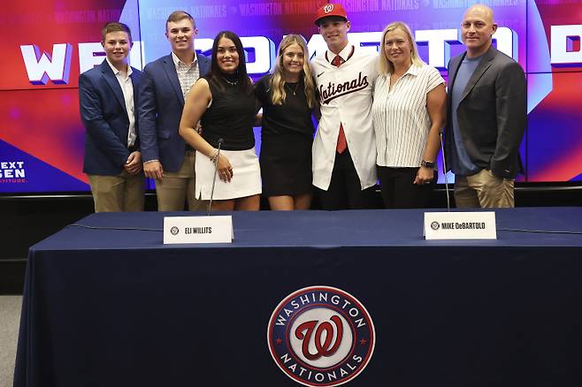 <yonhap photo-0974=""> Washington Nationals first overall draft pick, shortstop Eli Willits is introduced during a news conference, Saturday, July 19, 2025 in Washington. (AP Photo/Daniel Kucin Jr.)/2025-07-20 06:03:52/ <저작권자 ⓒ 1980-2025 ㈜연합뉴스. 무단 전재 재배포 금지, AI 학습 및 활용 금지></yonhap>