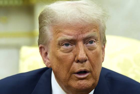 도널드 트럼프 대통령이 22일(현지시간) 워싱턴 백악관 오벌오피스에서 페르디난드 마르코스 주니어 필리핀 대통령과 회담하고 있다. AP=연합뉴스