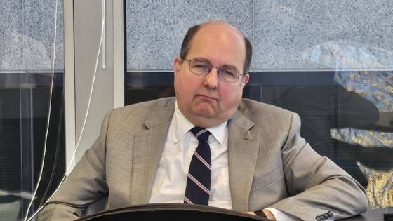 스티븐 본 전 미국무역대표부(USTR) 대표 대행은 22일(현지시간) 워싱턴 특파원들과 만나 트럼프 2기 행정부의 관세 정책에 대한 질문에 답하고 있다. 그는 통상 변호사 출신으로 트럼프 1기 때 통상정책에 깊숙이 관여한 인물이다. 워싱턴=강태화 특파원