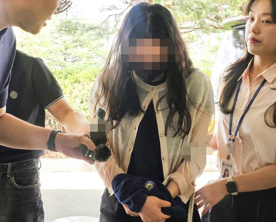 시험기간 중 학교에 무단 침입한 혐의로 구속 영장이 청구된 전직 기간제 교사 A씨가 지난 14일 대구지법 안동지원에 구속 전 피의자 심문(영장실질심사)을 받기 위해 이동하고 있다. 연합뉴스