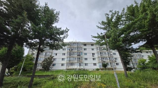 ▲ 태백시(시장 이상호)는 23일 장성동 태백시복합커뮤니티센터에서 강릉영동대학교(총장 현인숙)의 ‘국제어학교육원 분원과 태백시 지역학습관 개관’을 기념하는 현판식을 개최했다. 장성동 계산아파트 모습. 전인수