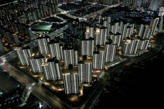 경기도 수원시 영통구 망포동 영통 푸르지오 파인베르 야경. 사진=한경DB