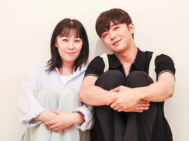 연극 '킬 미 나우'에서 고모와 조카 관계를 연기한 트와일라 역의 김지혜 배우(왼쪽)와 조이 역의 이석준 배우./사진=임형택 기자