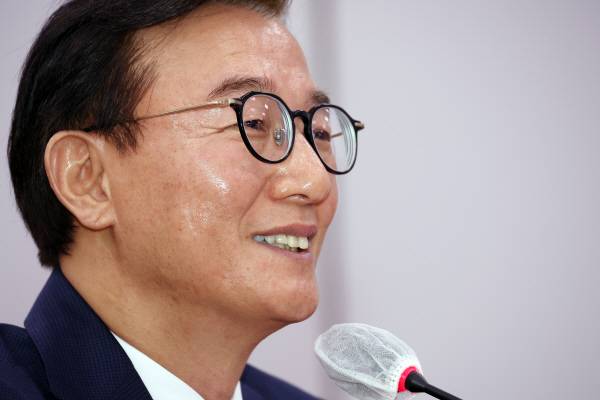 전재수 해양수산부 장관 후보자가 지난 14일 서울 여의도 국회 농림축산식품해양수산위원회 전체회의에서 열린 인사청문회에서 의원 질의에 답변하며 미소짓고 있다. 연합뉴스