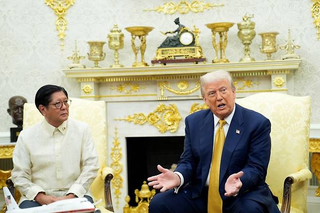 도널드 트럼프 미국 대통령과 페르디난드 마르코스 주니어 필리핀 대통령이 22일(현지시간) 백악관 집무실에서 정상회담을 하고 있다. 연합뉴스