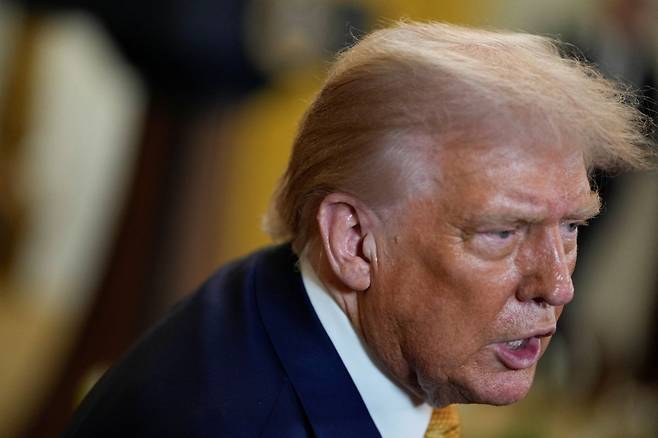 도널드 트럼프 미국 대통령이 22일(현지시간) 백악관 이스트룸에서 열린 공화당 의원들과의 만찬에서 발언하고 있다. 연합뉴스