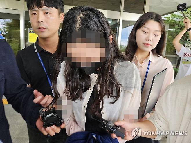 학교에 무단 침입해 시험지를 훔친 혐의로 구속영장이 청구된 전직 기간제 교사(30대)가 지난 14일 대구지법 안동지원에서 구속 전 피의자 심문(영장실질심사)을 받은 후 이동하고 있다. 연합뉴스