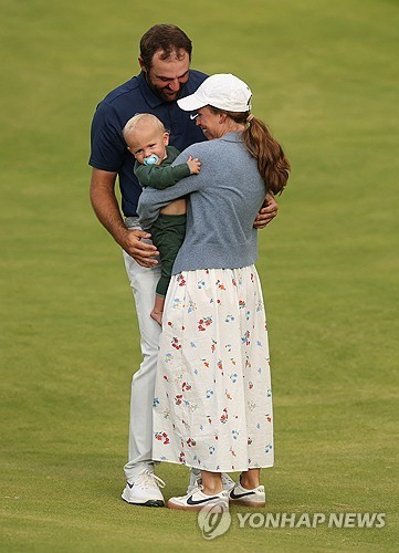 우승 직후 아내와 아들을 껴안는 셰플러. / 사진=연합뉴스