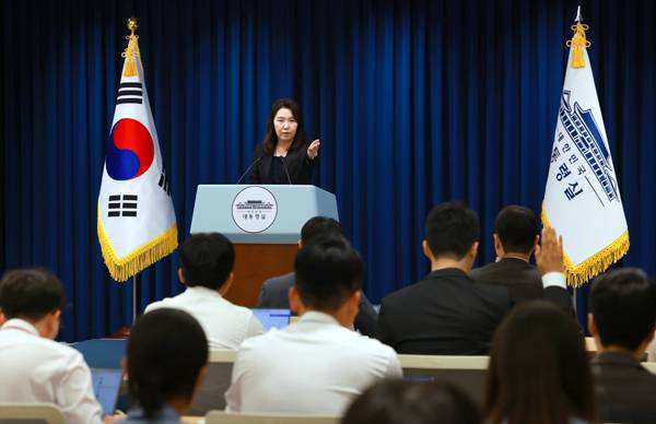 ▲ 강유정 대통령실 대변인이 지난 16일 서울 용산 대통령실 청사에서 현안 브리핑을 마친 뒤 취재진의 질문을 받고 있다.