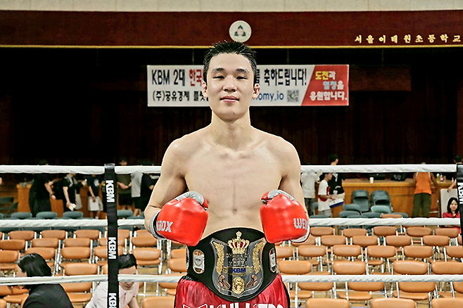 KBM 라이트급 챔피언 김종헌이 2025년 7월 서울특별시 용산구 이태원초등학교 특설링 한우리복지회회장배 프로복싱대회에서 타이틀 1차 방어 성공 기념 촬영을 하고 있다. 사진=한국복싱커미션