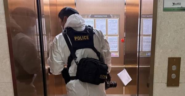 인천 송도의 한 아파트에서 30대 아들을 사제총기로 살해한 60대 남성이 아들 가족을 모두 살해하려고 했던 것으로 파악됐다. 사진은 지난 21일 총기 사고가 발생한 인천 연수구 한 아파트 단지에 경찰 수사관이 엘리베이터를 타고 들어가고 있는 모습. /사진=뉴스1