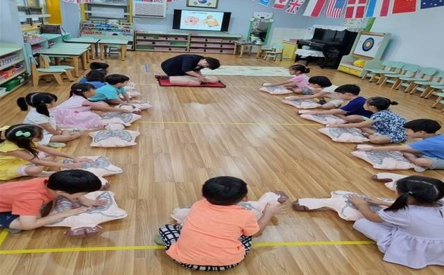 서울 영등포구 관내에서 ‘찾아가는 어린이 안전 체험교육(심폐소생술)’이 진행되고 있다. 영등포구청 제공
