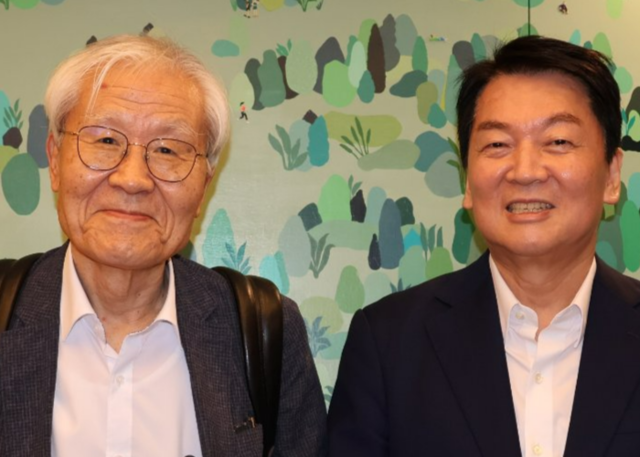 안철수 국민의힘 의원(오른쪽)과 조갑제 조갑제닷컴 대표는 21일 저녁 서울 종로구 한 식당에서 만찬 회동을 가졌다. 안철수 의원실 제공