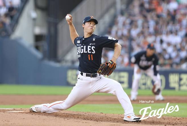 한화 우완 엄상백이 23일 두산과 원정에 등판해 공을 던지고 있다. 한화 이글스
