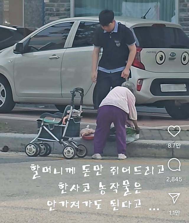 노점 할머니에게 용돈 3만원을 드린 중학생. 인스타그램 @jiae-gram 캡처