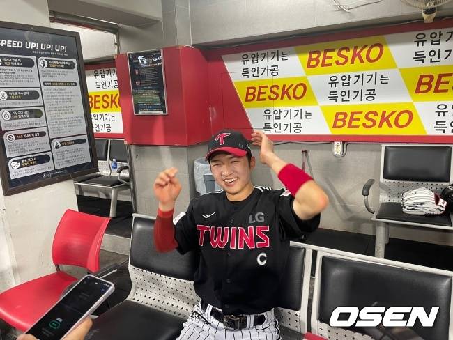 박해민이 22일 KIA전 승리 이후 인터뷰를 하며 웃고 있다./OSEN DB