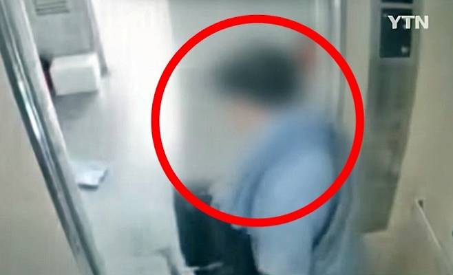 인천 연수경찰서는 인천시 연수구 송도동 아파트에서 사제 총기를 발사해 아들을 살해한 혐의로 60대 남성을 수사 중이라고 21일 밝혔다. 사진은 피의자가 가방을 들고 이동하는 모습. 2025.7.21 YTN 캡쳐