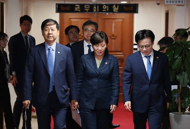 미국과의 관세 협상을 위해 이번 주 방미하는 구윤철(왼쪽) 부총리 겸 기획재정부 장관과 김정관(오른쪽) 산업통상자원부 장관이 22일 정부서울청사에서 열린 대외경제장관회의에 참석하고 있다. 가운데는 송미령 농림축산식품부 장관. 뉴스1