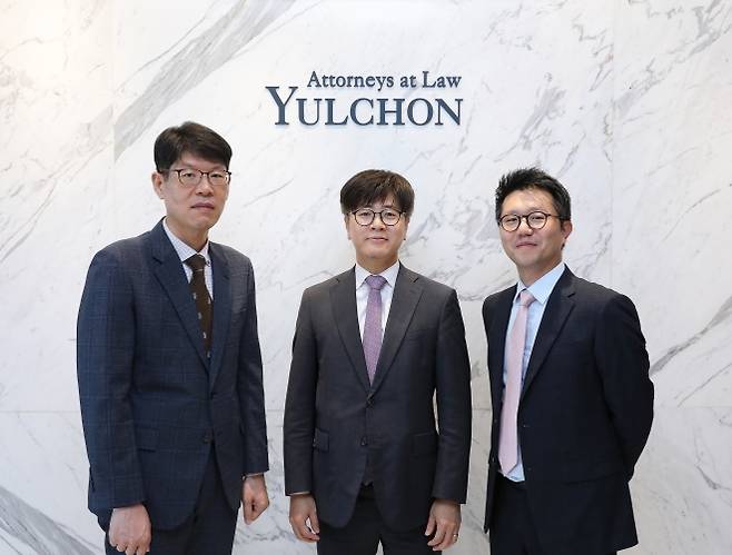 법무법인 율촌 게임산업팀 소속 최승우(왼쪽부터) 수석전문위원, 황정훈 변호사, 이용민 변호사. 출범 10년을 맞은 게임산업팀은 정책 분석부터 자문까지 원스톱 서비스를 제공하고 있다. 율촌 제공