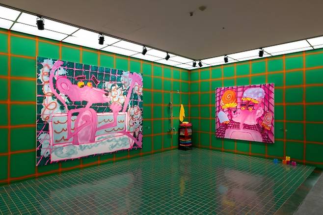 캐서린 번하드 전시 전경. 샤워실은 작가에게 예술적 영감이 샘솟는 장소이자, 작품 속 배경으로도 반복해서 등장하는 장소다. 예술의전당 제공(©NOROO Paint & Coatings co.,Ltd.)
