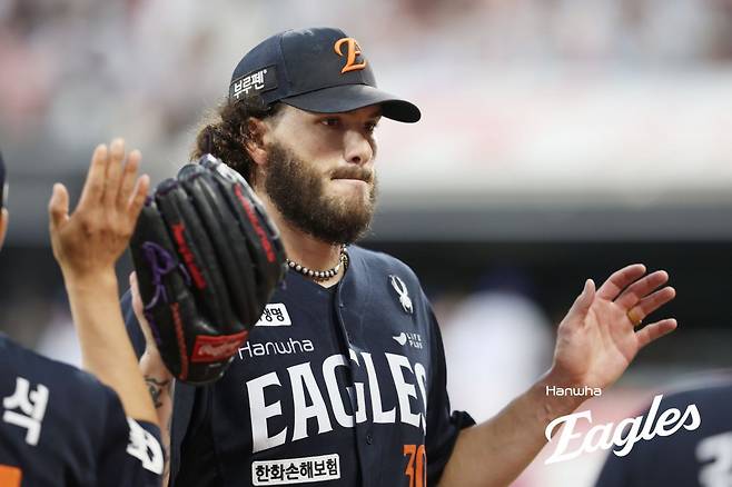 한화 폰세는 KBO리그 사상 첫 4관왕에 도전한다. 현재 승리와 ERA, 승률, 탈삼진 부문에서 리그 선두다. 후반기 경쟁자들이 주춤한 사이 격차를 더욱 벌렸다. 사진제공|한화 이글스