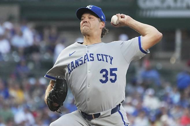 캔자스시티 리치 힐이 23일 시카고 컵스와 원정경기에 등판해 5이닝 3실점(1자책점)을 기록했다. 빅리그 14개 팀의 유니폼을 입고 마운드를 밟은 힐은 에드윈 잭슨과 함께 MLB 역대 최다 구단 소속 출전 타이를 이뤘다. 시카고(미 일리노이주)|AP뉴시스