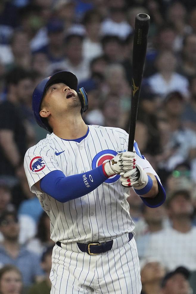 시카고 컵스 스즈키가 23일 캔자스시티전에서 2회말 1루수 파울플라이를 날린 뒤 아쉬워하고 있다. AP연합뉴스