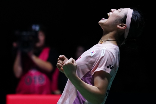 안세영이 지난 20일 일본 도쿄에서 열린 일본오픈 결승전에서 왕즈이를 꺾고 우승한 뒤 포효하고 있다. 신화연합뉴스