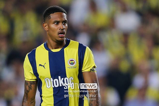 ▲ 인도네시아와 수리남 출신 부모를 지닌 네덜란드 태생의 수비수 오스터볼더가 인도네시아축구협회로부터 귀화 제안을 받았다. 그러나 오스터볼더는 유럽에서 선수 생활을 하는 것을 최우선으로 한다. 페네르바체와 2027년까지 재계약을 체결하면서 향후 네덜란드 국가대표로 뛰는 걸 꿈꾼다. 인도네시아의 귀화 제안을 거부하자 난데없는 비판을 듣고 있다.