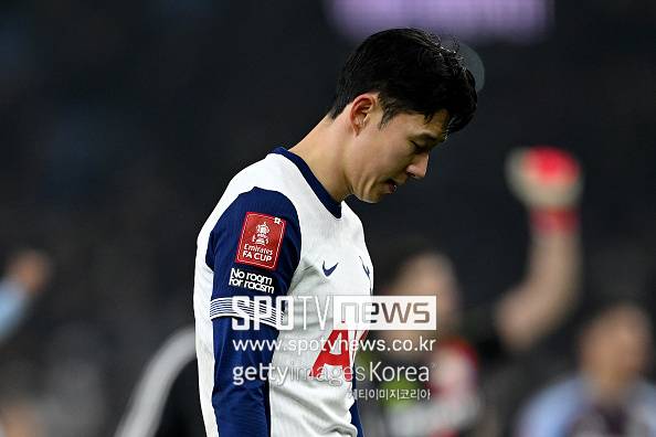 ▲ 토트넘 관련 소식을 전하는 영국 '홋스퍼HQ'는 22일(한국시간) "어쩌면 손흥민의 미래는 안전하지 않을지도 모른다. 토트넘과 손흥민의 미래에 대해 다양한 추측이 쏟아진다. 여름 이적시장 초반까지만 해도, 손흥민은 잔류보다 이적할 가능성이 높아 보였다. 하지만 최근 토트넘과 손흥민은 계약이 1년 남은 상황에서 팀에 잔류하는 데 합의한 것으로 보인다"라고 전했다.