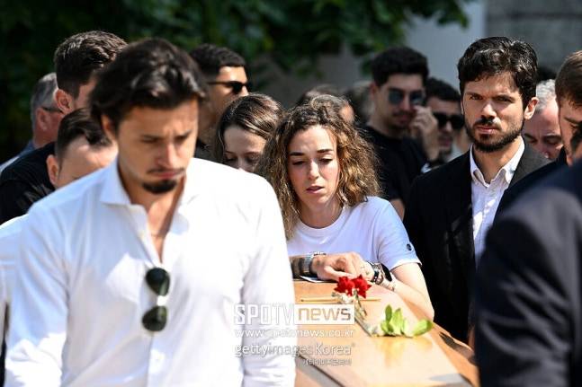 ▲ 곤도마르에 안장되기 전 관을 운구하는 과정에서 열흘 전 결혼한 신부가 오열해 안타까운 장면이 연출됐다. 조타는 지난달 22일 오랜 연인인 루테 카르도소와 결혼식을 올렸다. 2013년 처음 만나 2020년 첫 아이가 태어났고, 현재 세 명의 자녀를 뒀다. 카르도소는 운구 도중 관에 얼굴을 파묻고 눈물을 흘리기도 했다.