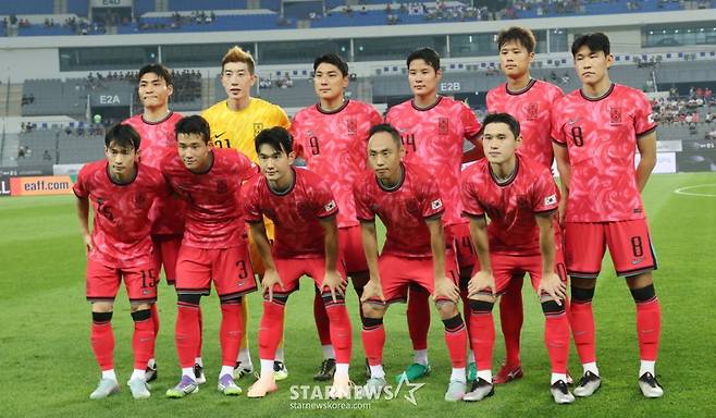 2025 동아시아축구연맹(EAFF) E-1 풋볼 챔피언십(동아시안컵) 한국-중국전이 7일 경기도 용인미르스타디움에서 열렸다. 주장 조현우를 비롯한 대한민국 베스트 11이 기념촬영을 하고 있다. /사진=김진경 대기자