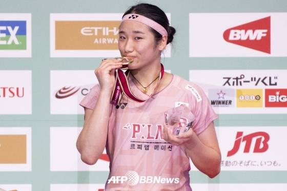 Ahn Se-Young remporte la médaille d'or lors de la cérémonie de remise des prix après avoir remporté le championnat après avoir remporté le Wangzui 2-0 (21-12, 21-10) dans la finale du monde de la Fédération mondiale de badminton (BWF) Super 750 Japan Open Women Singles à Tokyo, Japon, le 20e. / Afpbbbnews = news1