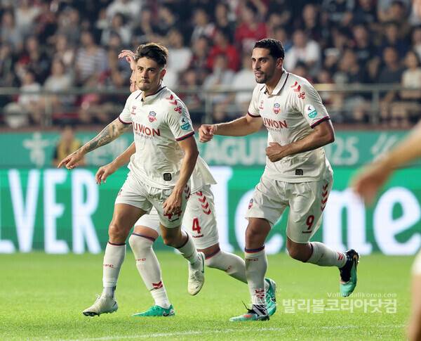 수원FC 윌리안 연속 골, 싸박과 함께 환호.