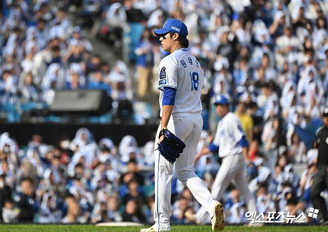 26일 오후 대구삼성라이온즈파크에서 열린 '2024 신한 SOL Bank KBO 한국시리즈' KIA 타이거즈와 삼성 라이온즈의 4차전 경기, 2회초 수비를 마친 삼성 선발투수 원태인이 더그아웃으로 향하고 있다. 엑스포츠뉴스 DB
