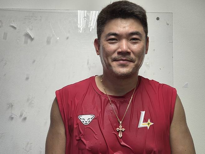 인터뷰하는 노경은 (대구=연합뉴스) 하남직 기자 = SSG 노경은이 22일 대구 삼성라이온즈파크에서 연합뉴스와 인터뷰하고 있다.