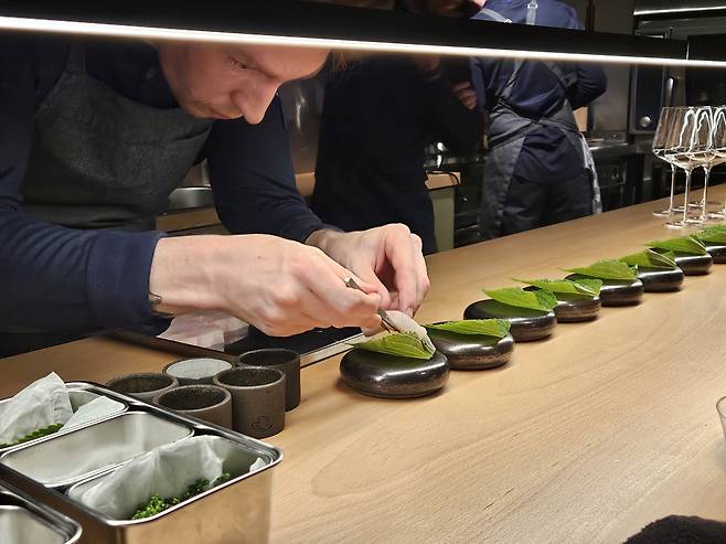 깻잎으로 요리 만드는 셰프 (브뤼셀=연합뉴스) 정빛나 특파원 = 한국 입양인 출신인 미슐랭 2스타 셰프 상훈 드장브르(55) 씨가 벨기에 브뤼셀에 문을 연 새 한식 레스토랑 '자유'. 2025.7.23 shine@yna.co.kr