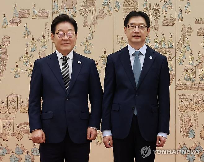 이재명 대통령, 김경수 지방시대위원장 위촉장 수여 (서울=연합뉴스) 홍해인 기자 = 이재명 대통령이 23일 서울 용산 대통령실 청사에서 열린 임명장 및 위촉장 수여식에서 김경수 지방시대위원장에게 위촉장을 수여한 뒤 기념촬영을 하고 있다. 2025.7.23 hihong@yna.co.kr