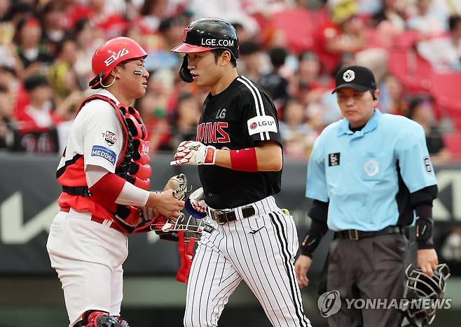 박해민, KIA 상대로 연이틀 홈런 (광주=연합뉴스) 조남수 기자 = 23일 광주기아챔피언스필드에서 열린 프로야구 LG 트윈스와 KIA 타이거즈의 경기. LG 박해민이 4회초에 선두타자로 나와 솔로홈런을 터뜨리고 홈인하고 있다. 2025.7.23 iso64@yna.co.kr