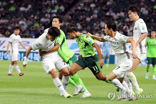 '투지' (전주=연합뉴스) 나보배 기자 = 23일 전북 전주월드컵경기장에서 열린 하나은행 K리그1 2025 전북현대와 강원FC의 경기. 전북현대와 강원FC 선수들이 몸싸움을 하고 있다. 2025.7.23 warm@yna.co.kr