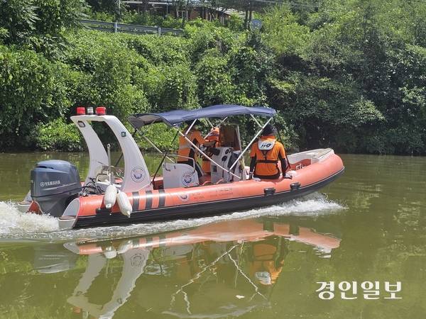 24일 오후 119 소방대원들이 북한강 신 양수대교 인근에서 가평군 실종자 수색작업을 벌이고 있다. 2025.7.24 남양주/이종우기자 ljw@kyeongin.com