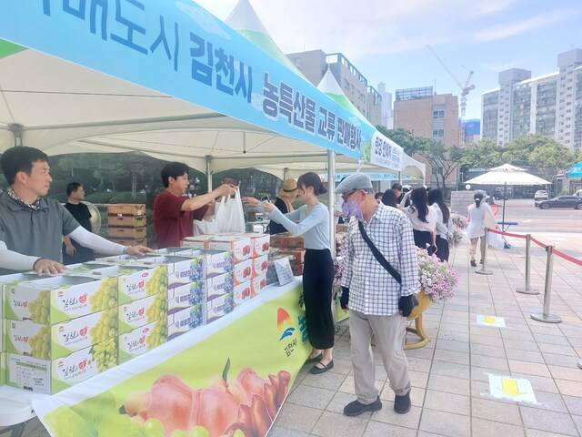 농특산물 교류·판매장에서 한 시민이 김천 과일을 둘러보고 있다./사진=이환규 기자