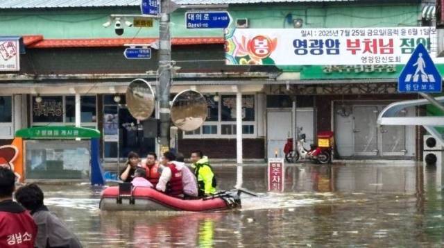 경남 경찰들이 지난 19일 오후 의령군 대의면에서 고무보트를 타고 침수된 집 주민들을 구조하고 있다./경남청/